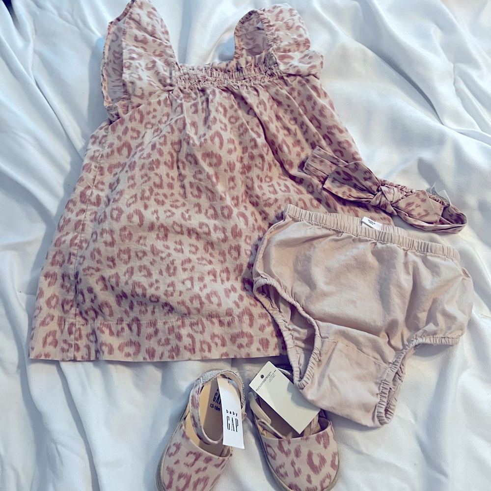 4 piece baby gap outfit.